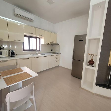 An Apartment With Fireplace 地拉那 外观 照片
