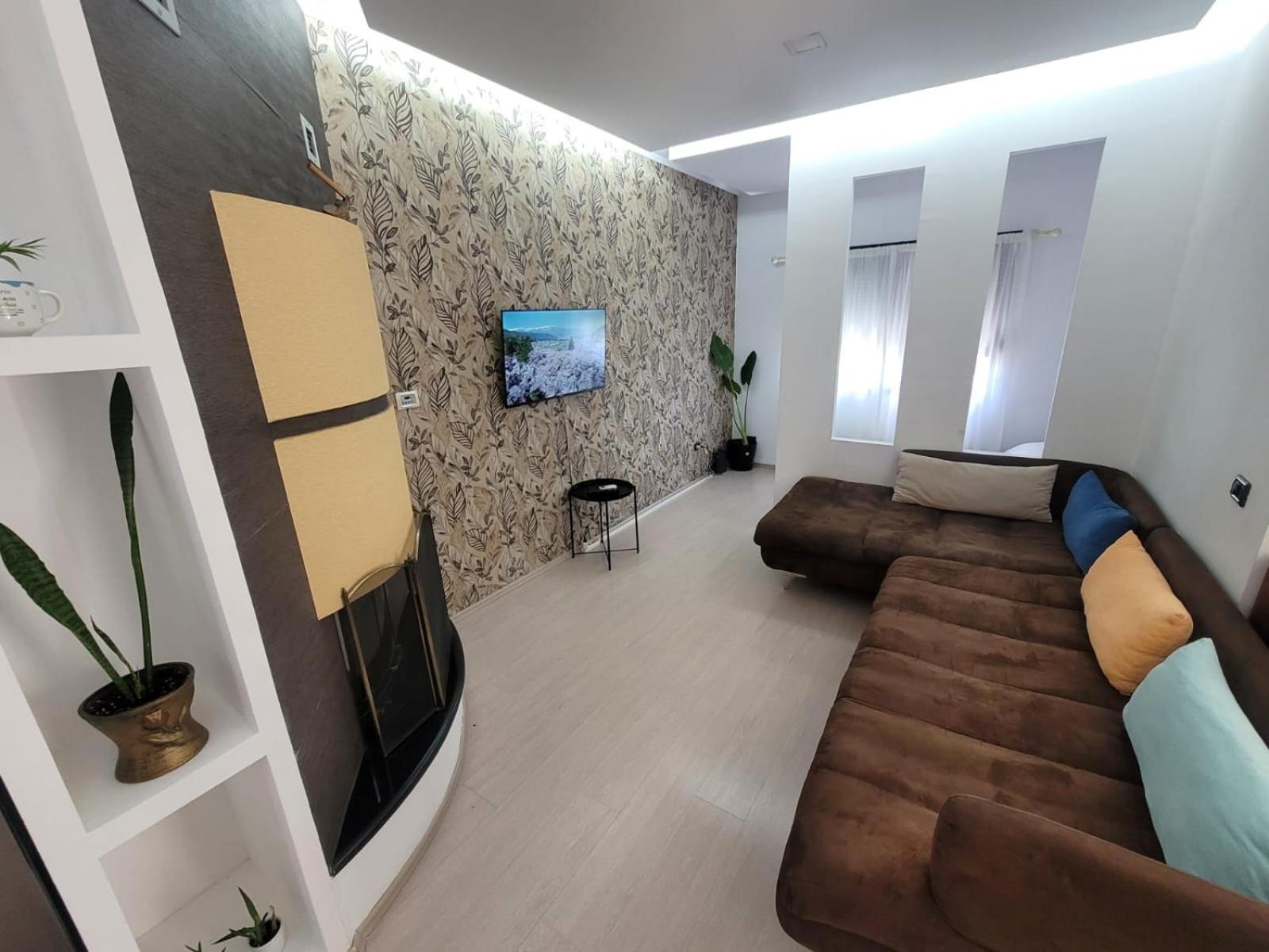 An Apartment With Fireplace 地拉那 外观 照片